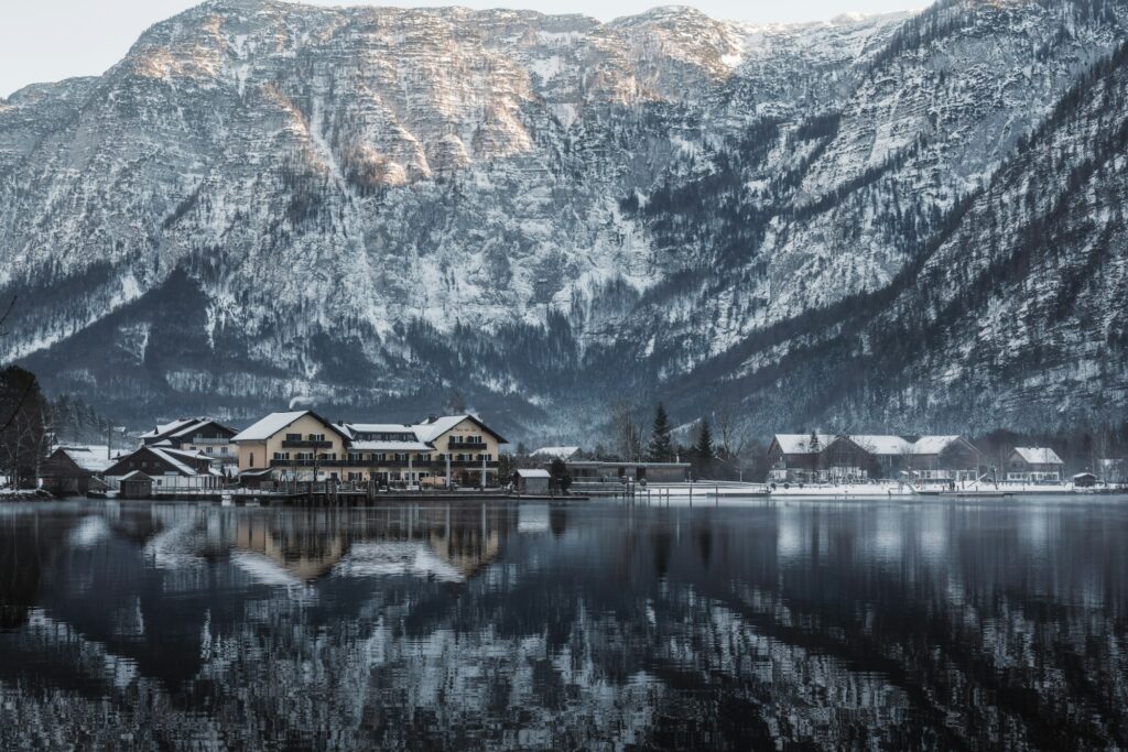 Village de Hallstatt au bord du lac en hiver, montagnes enneigées