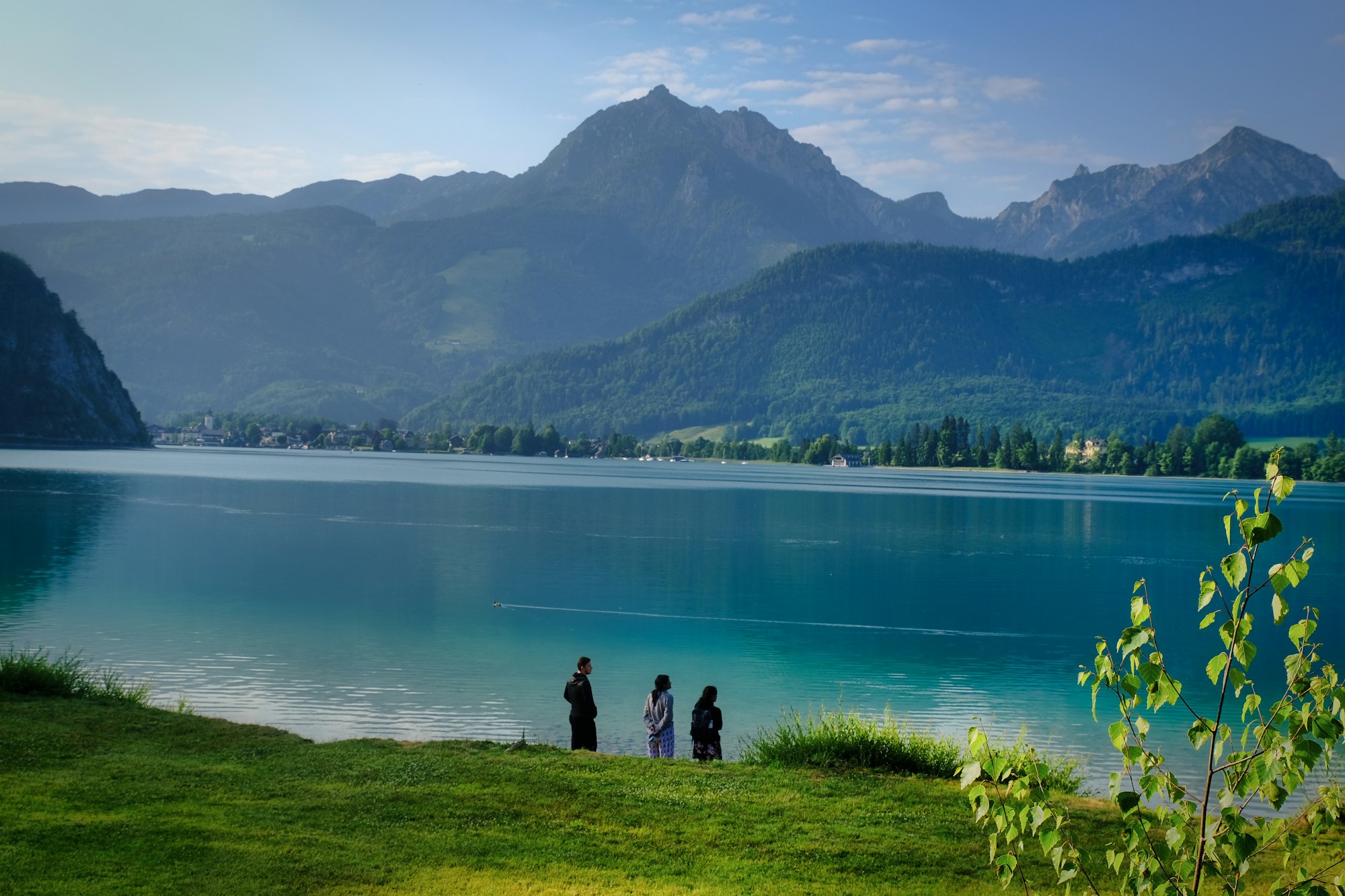 Le Wolfgangsee au petit matin, montagnes reflétées dans l'eau calme