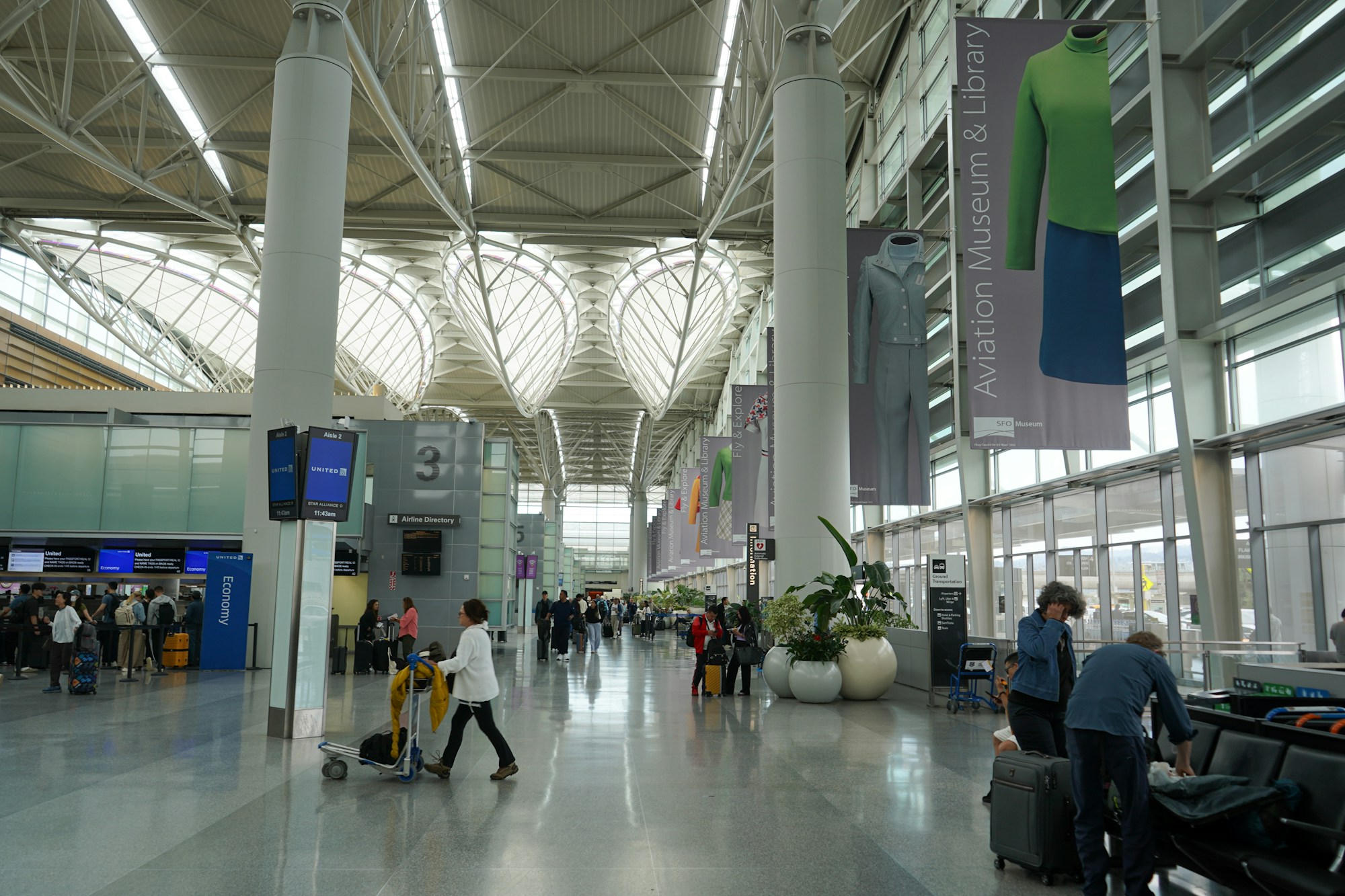 Viajeros en el hall de facturación de un aeropuerto estadounidense