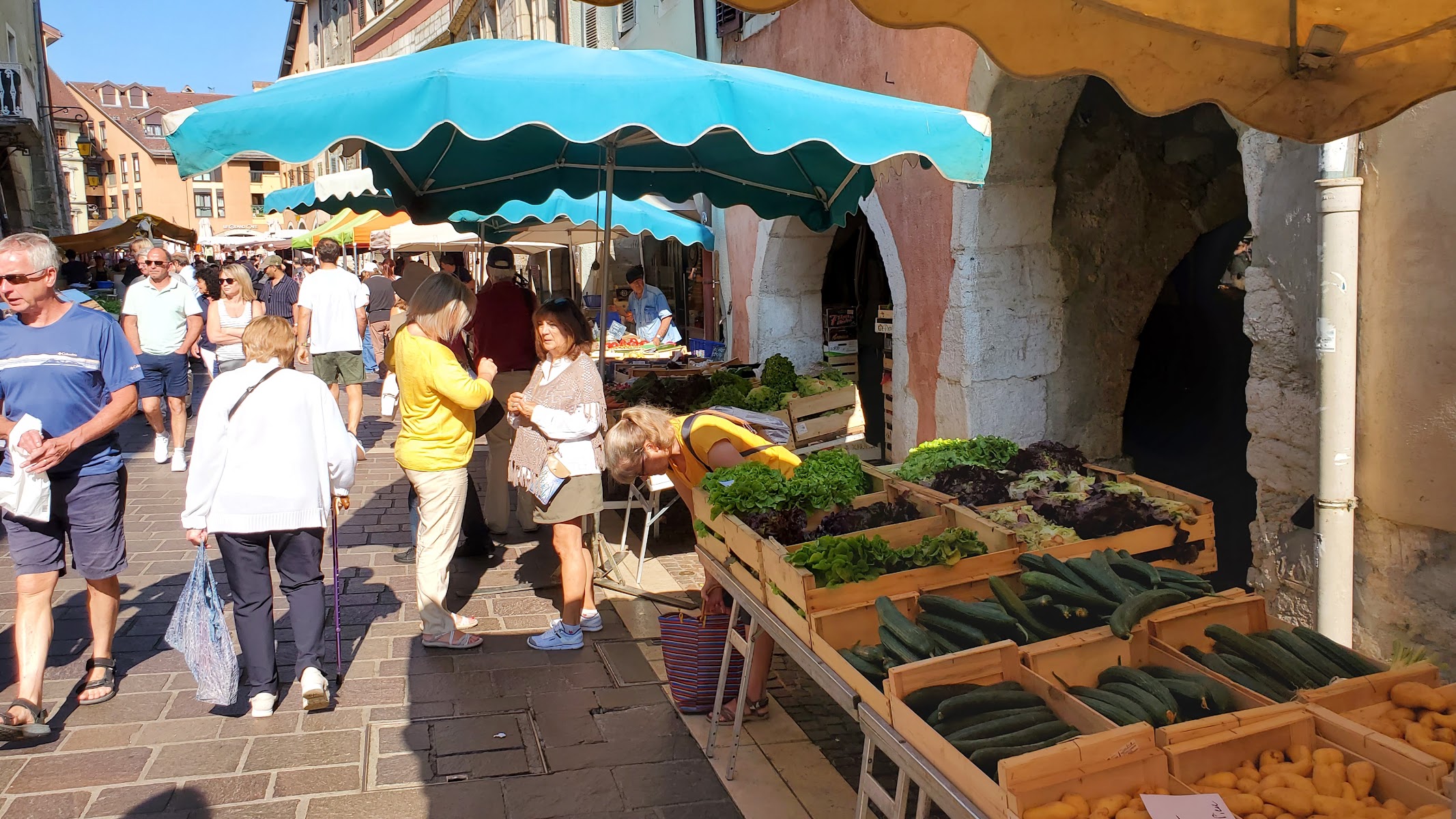 Marché d'Annecy du vendredi – Quai de l'Évêché, 74000 Annecy, France (photo 1)