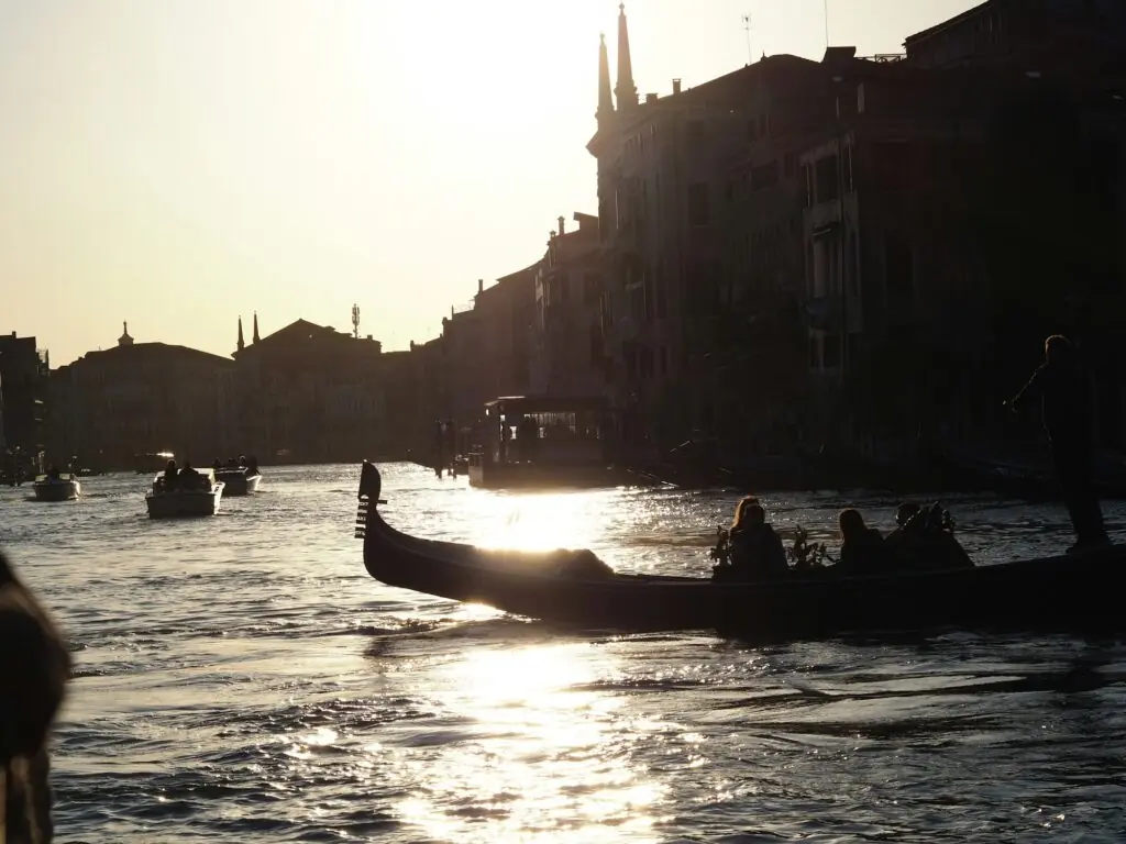 Canal vénitien au coucher du soleil avec gondoles, vue depuis le sestiere Castello à proximité des Giardini della Biennale