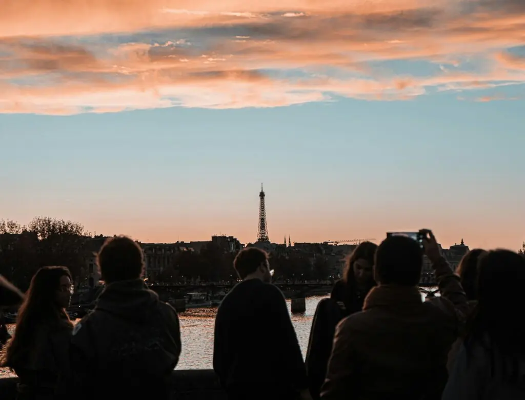 Visiteurs en visite guidée à Paris au printemps, Tour Eiffel en arrière-plan