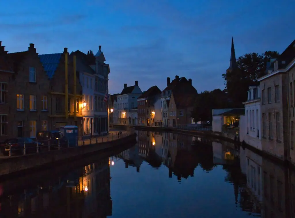 Canaux de Bruges au lever du soleil, reflets des façades gothiques flamandes dans l'eau immobile