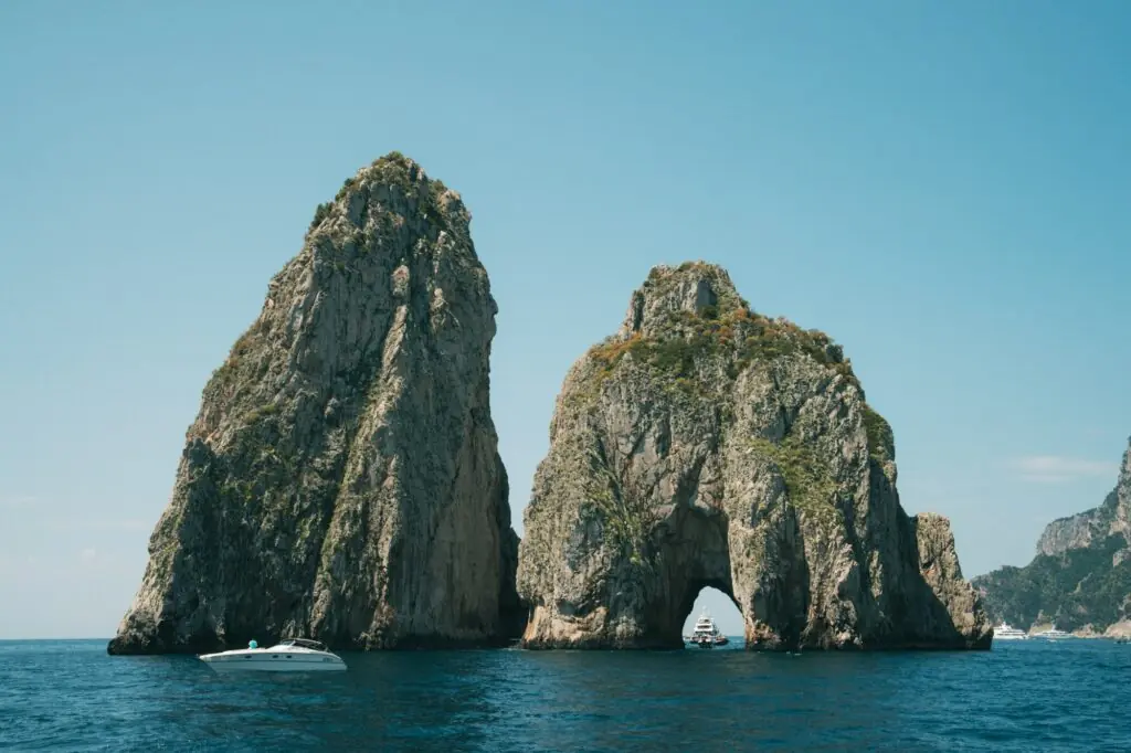 Vue de Capri depuis la mer avec la Grotte Bleue et la marina de l'île