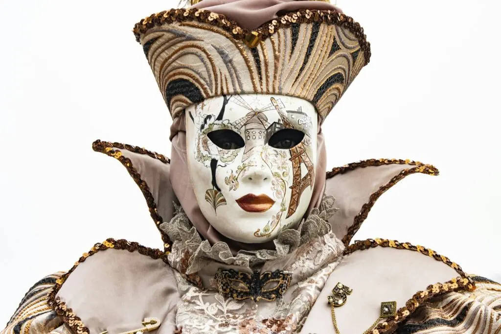 Masques et costumes traditionnels du Carnaval de Venise sur le Grand Canal en hiver