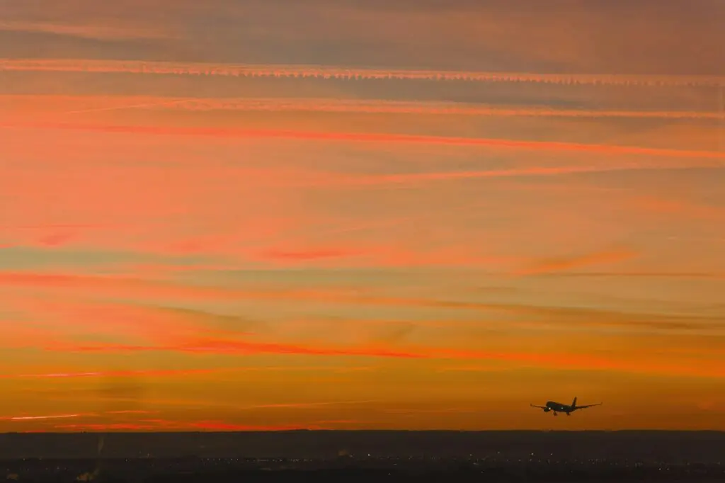 Avion Atlantic Airways décollant pour les Îles Féroé au coucher du soleil