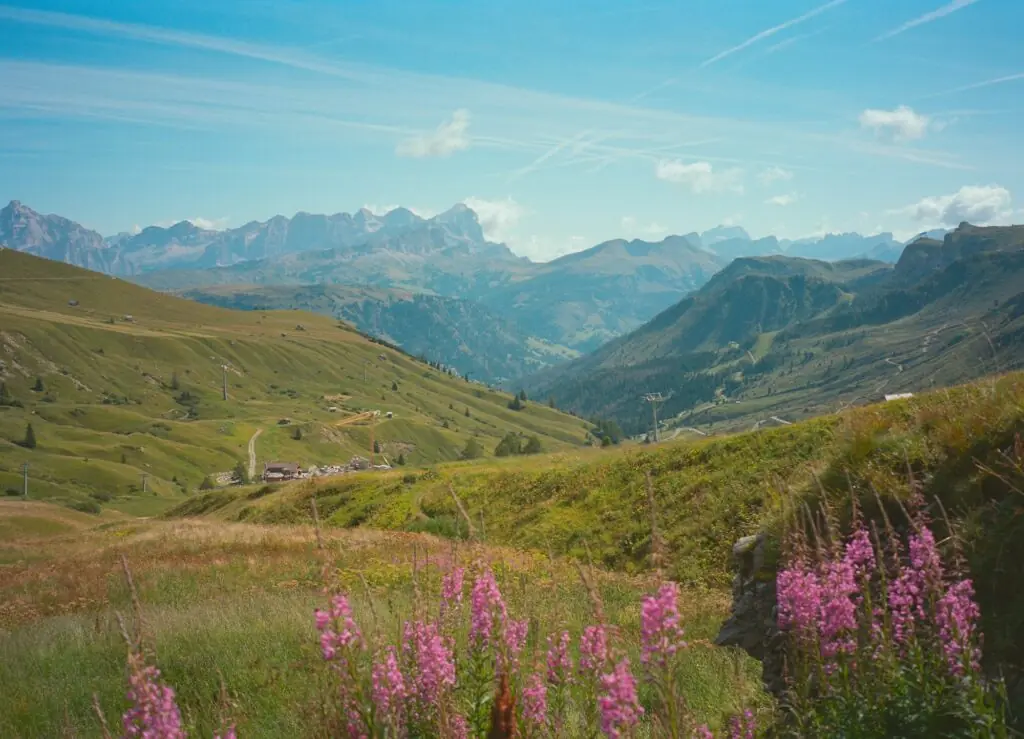 Spectateurs massés sur une route de montagne des Dolomites lors du Giro d'Italia 2026