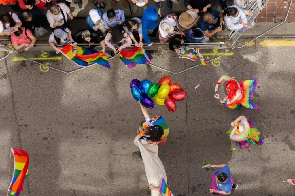 Foule de participants et spectateurs lors de la NYC Pride March sur la 5e Avenue à Manhattan