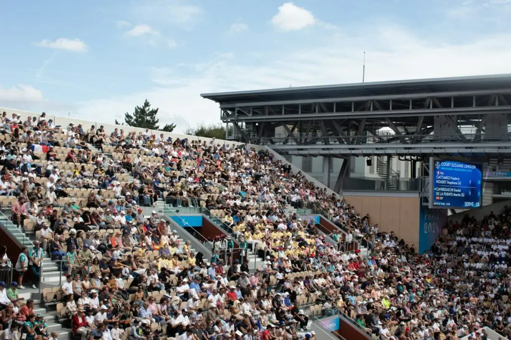 Ambiance de la foule lors d'un match au Stade Roland-Garros a Paris