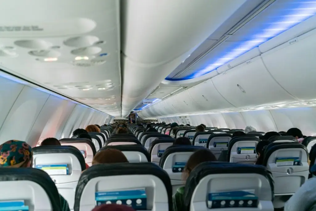 Compartiments à bagages en cabine d'avion, politique bagages compagnies low-cost 2026