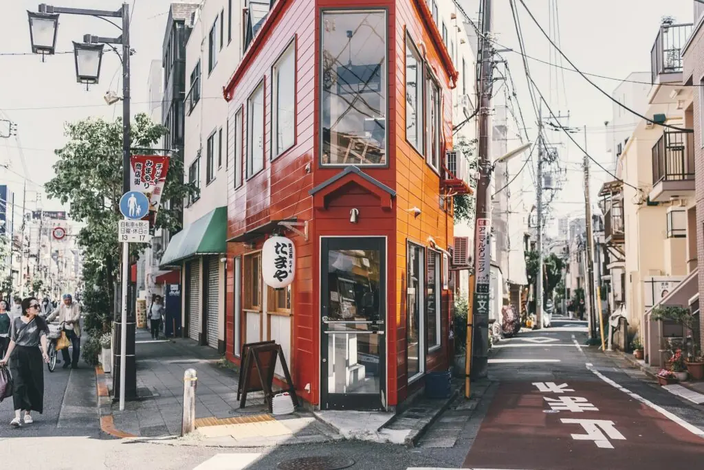 Ruelle commerçante de Shimokitazawa avec boutiques vintage et cafés indépendants à Tokyo
