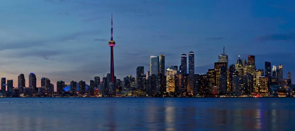 Skyline de Toronto avec la Tour CN et le bord du lac Ontario au coucher du soleil