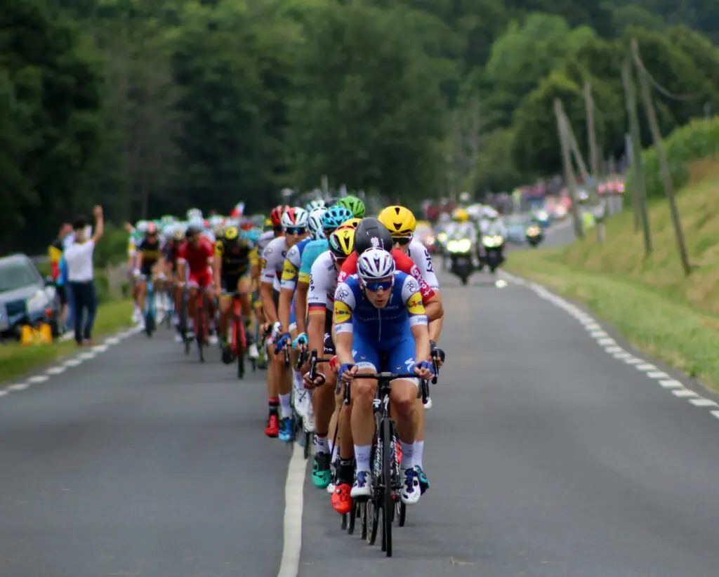 Peloton cycliste en montagne lors du Tour de France, Pyrénées