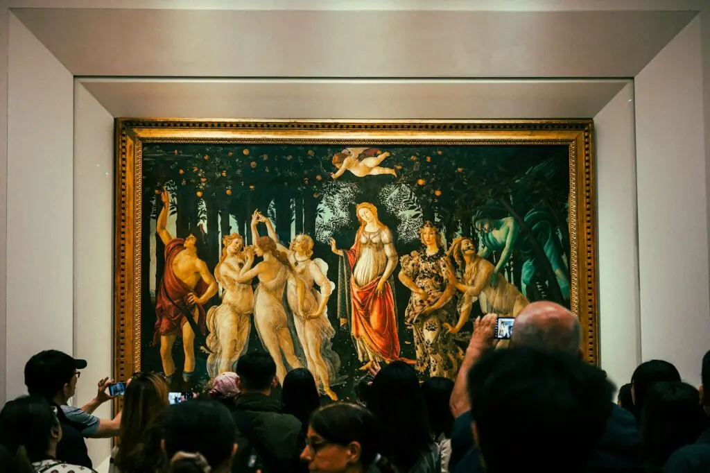 Visiteurs admirant une peinture de la Renaissance a la Galerie des Offices de Florence