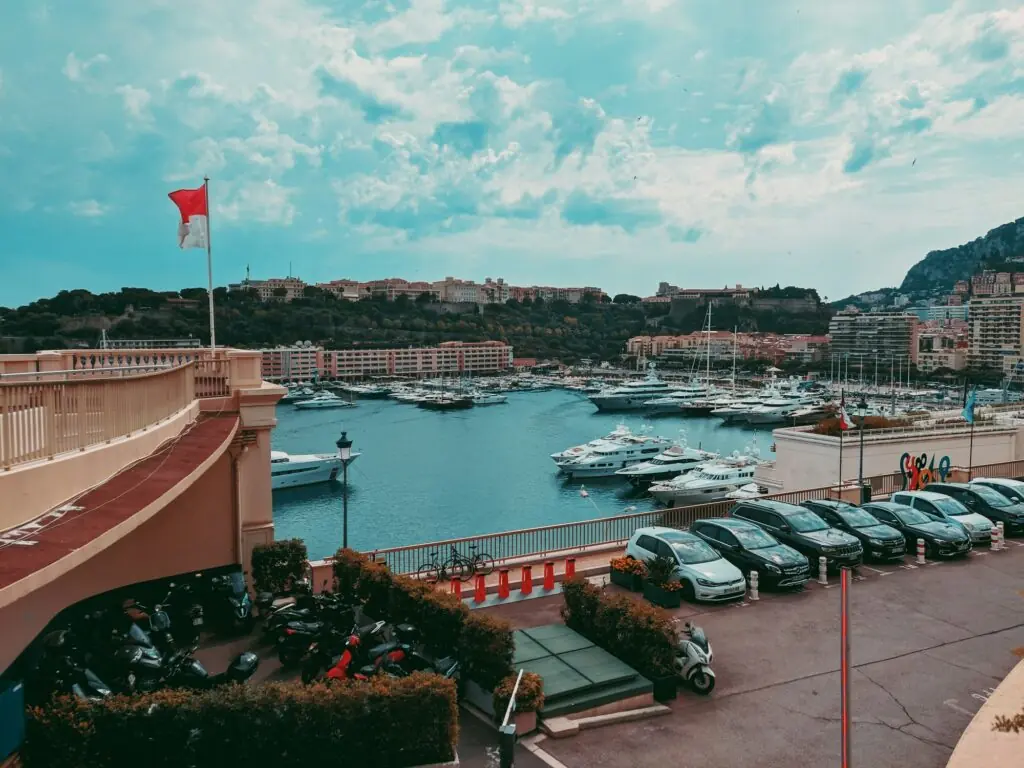 Port Hercule de Monaco avec ses superyachts amarrés, vue sur le Rocher — pendant le Festival de Cannes