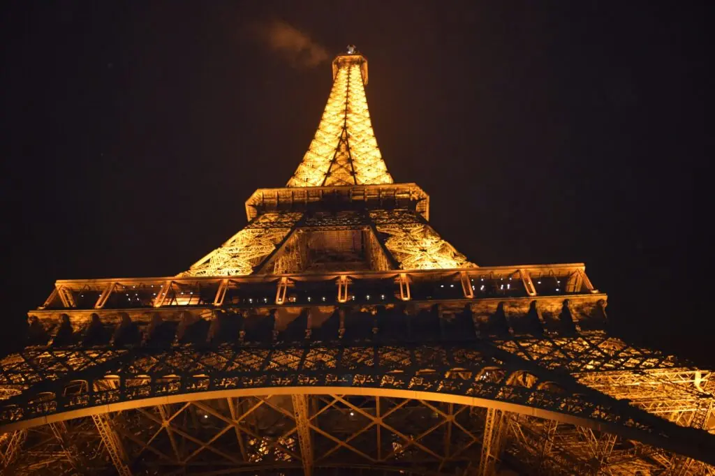 La Tour Eiffel illuminée la nuit symbolisant la Fête nationale française