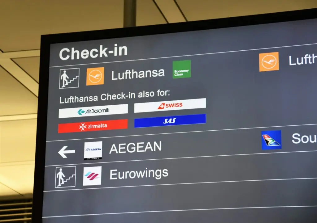Panneau d'affichage des départs dans un aéroport pour un vol vers Gdańsk
