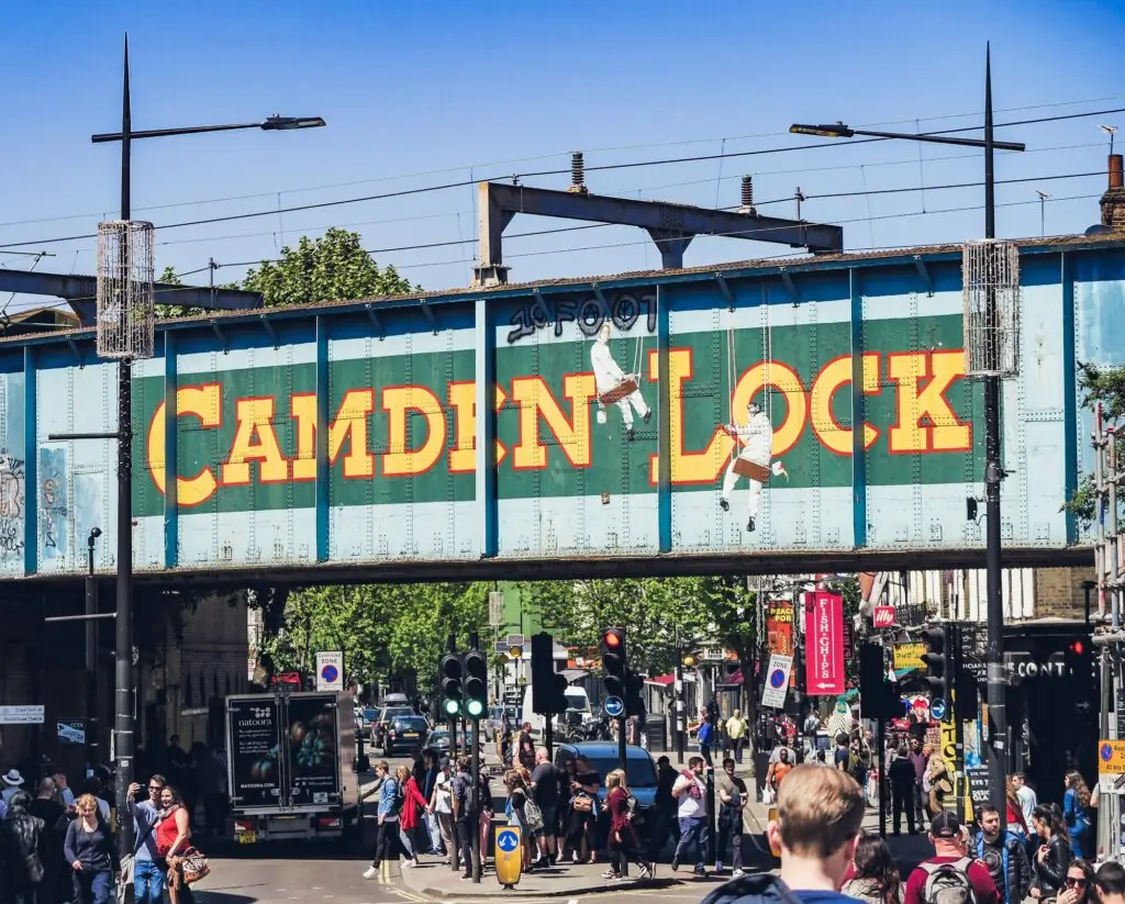 Marche de Camden Town a Londres avec le canal Regents en arriere-plan