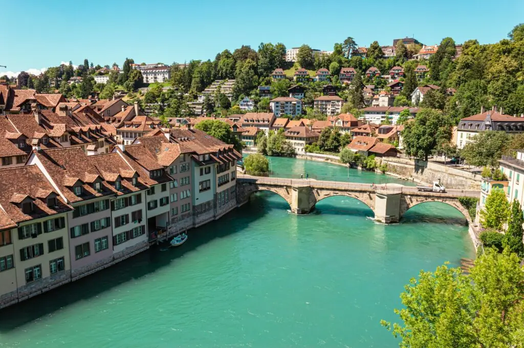 Vue aerienne de la vieille ville de Berne et de l'Aare depuis la colline du Gurten