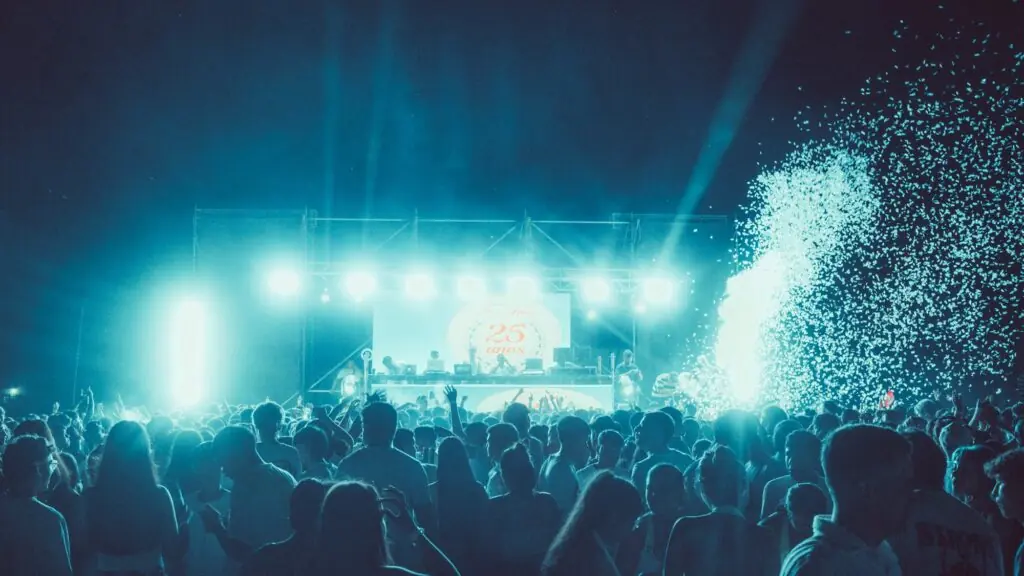 Foule et scène illuminée lors du Lollapalooza Berlin à l'Olympiastadion, festival de musique en plein air