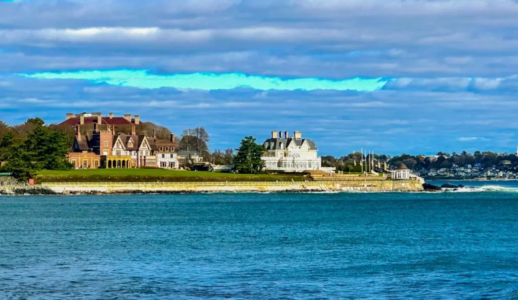 Newport, Rhode Island : manoirs de la Gilded Age surplombant l'Atlantique en été