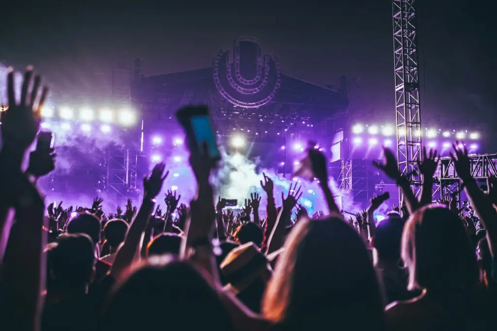 Scène du NOS Alive la nuit au bord du Tage à Lisbonne