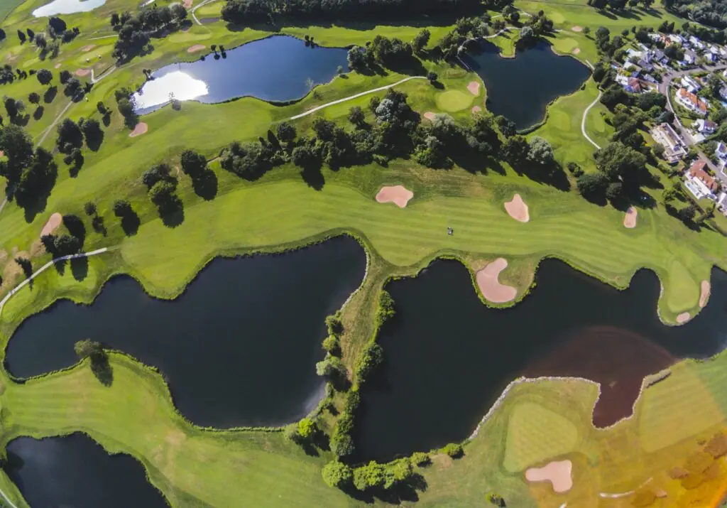 Parcours de golf en France avec fairway vert et ciel dégagé — Open de France au Golf National