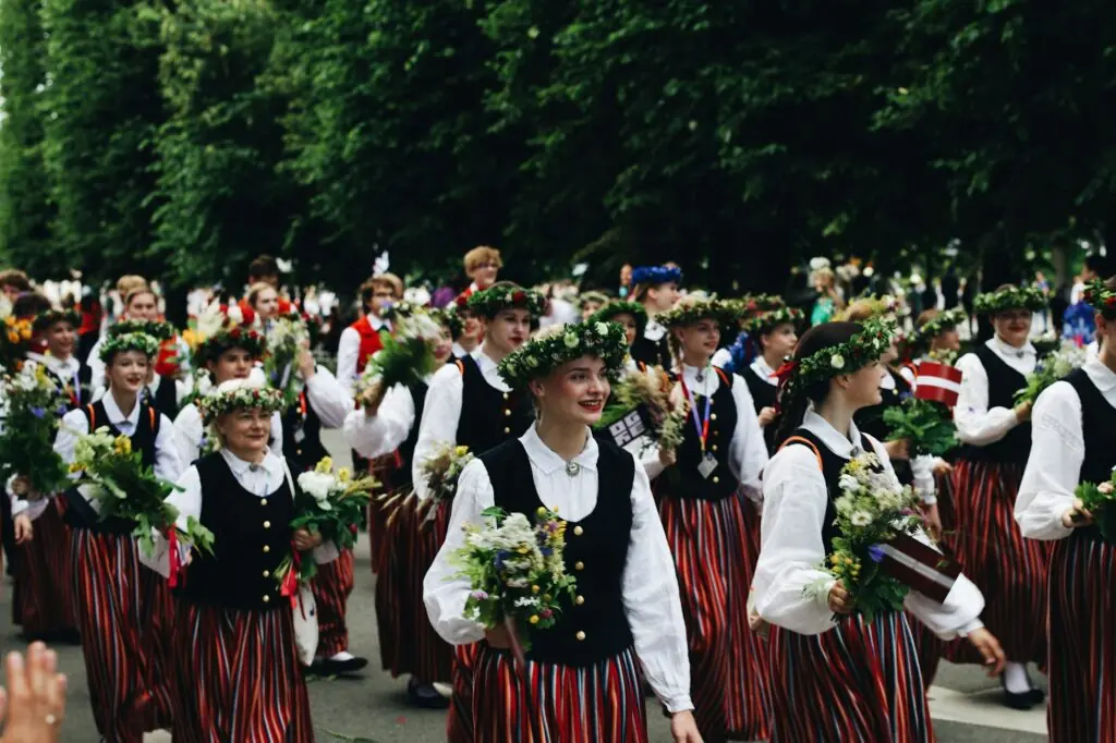 Le Schützenausmarsch de Hanovre, le plus long défilé de fête populaire du monde, avec des milliers de participants en costume traditionnel