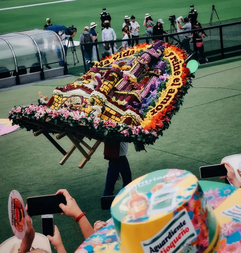 Charrette fleurie traditionnelle lors de la Feria de las Flores à Medellín, Colombie