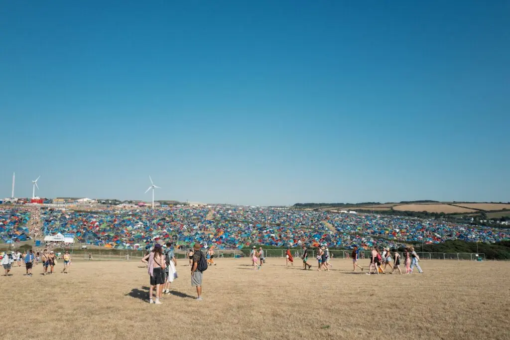 Foule au coucher du soleil lors d'un grand festival de musique et d'arts en plein air en Angleterre