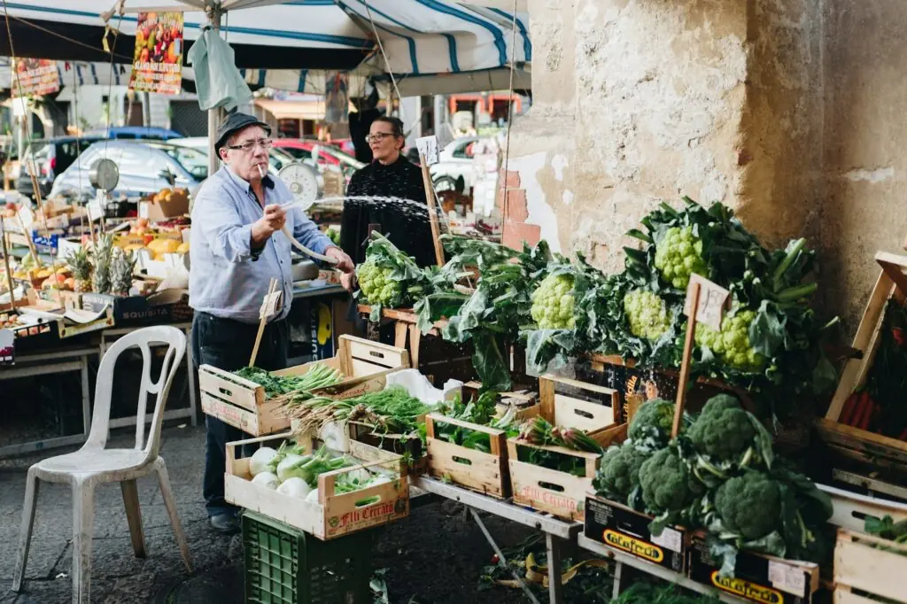 Étals de street food et ambiance de marché dans les rues de Palerme