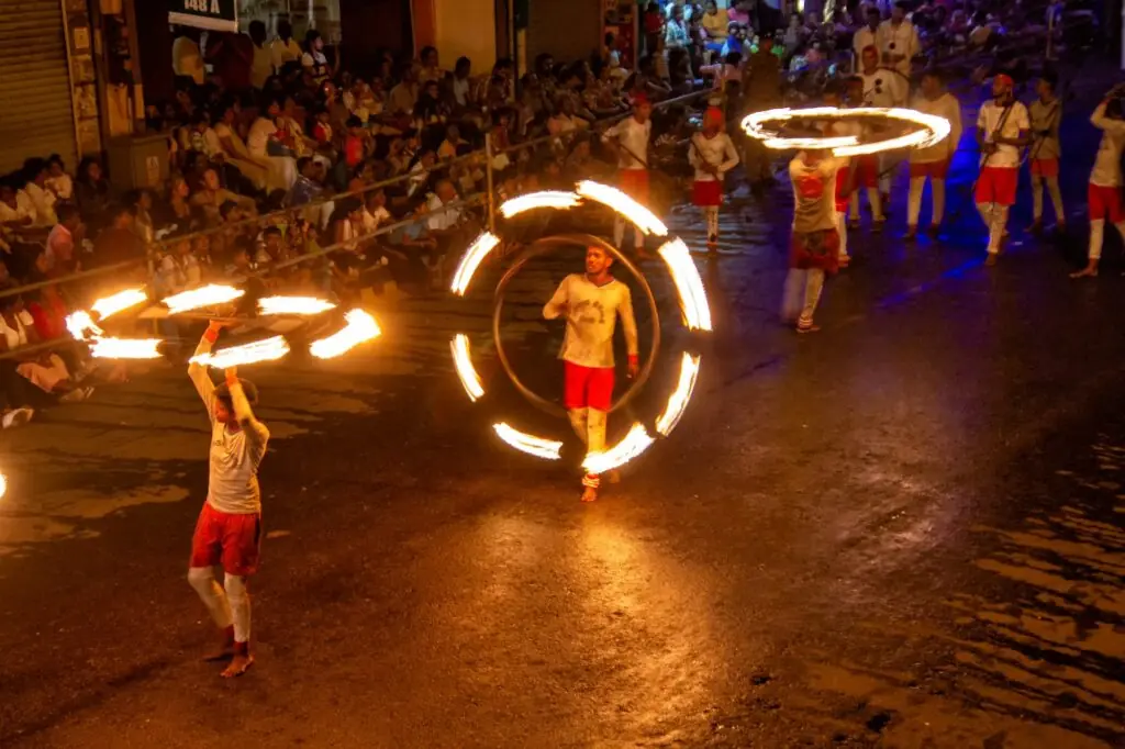 Procession de l'Esala Perahera de Kandy avec des éléphants caparaçonnés dans la nuit