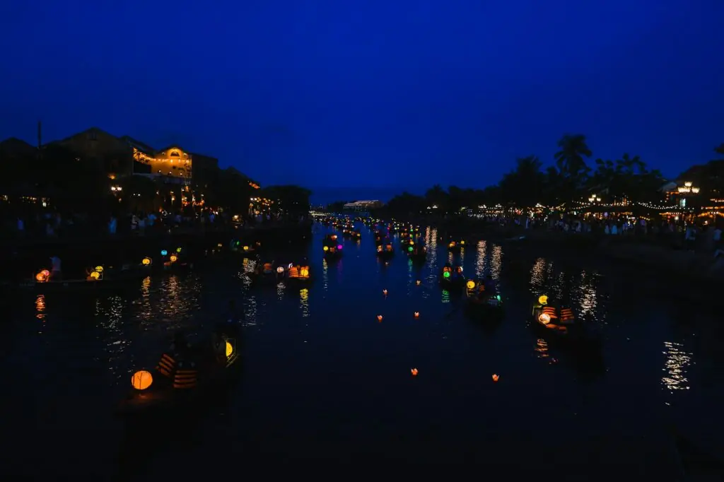 Lanternes flottantes sur la rivière à Hoi An la nuit, au Vietnam