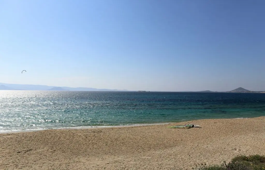 Plage de sable et eaux turquoise à Naxos, Cyclades, loin de la foule de Santorin et Mykonos