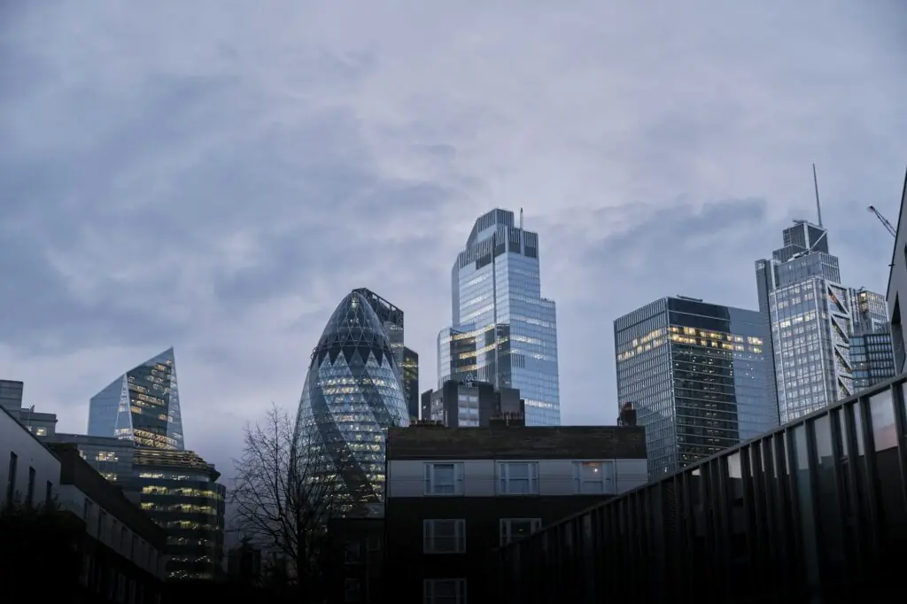 Silhouette de Londres au coucher du soleil, vue depuis Commercial Street