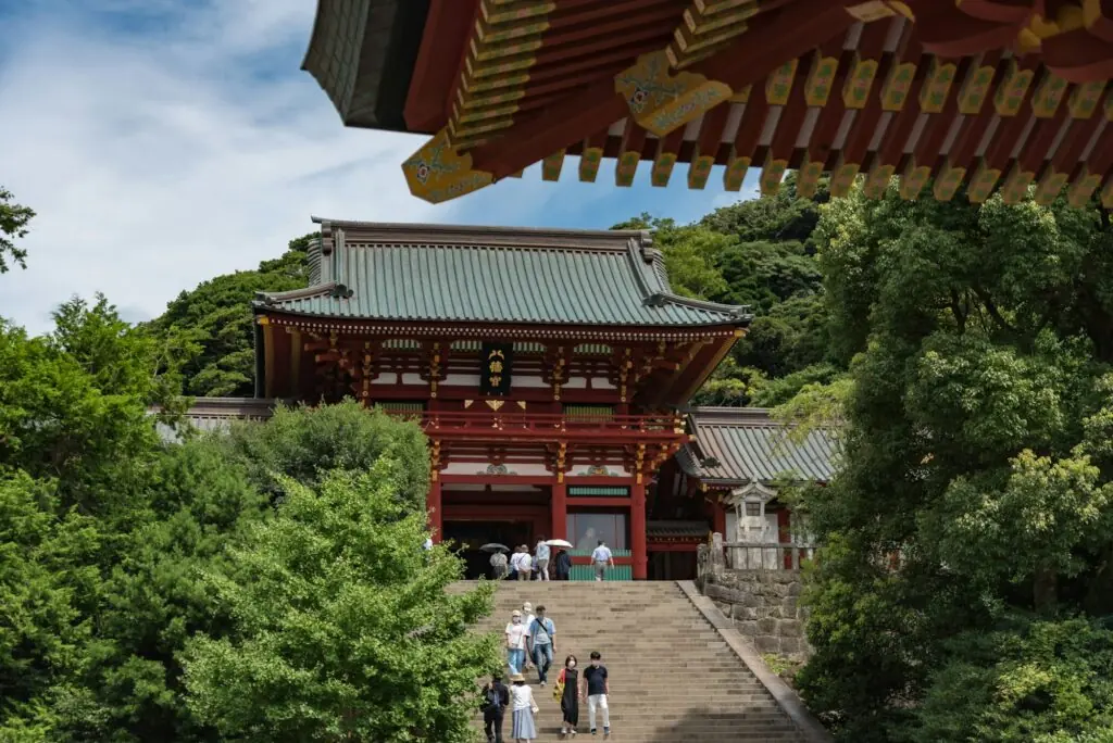 Bâtiment du sanctuaire Tsurugaoka Hachimangu à Kamakura, toit rouge traditionnel