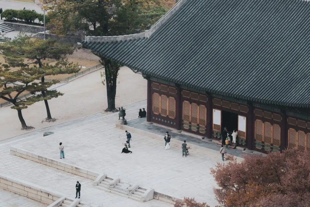 Foule rassemblee dans la cour du palais Gyeongbokgung a Seoul, ambiance de fete traditionnelle