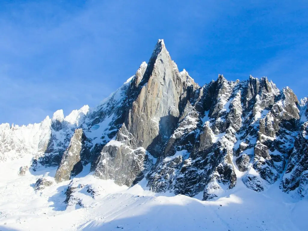 Chamonix : snow covered mountain under blue sky during daytime