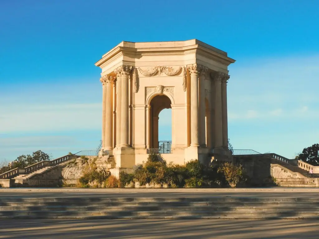 Montpellier : a large monument with a clock on top of it