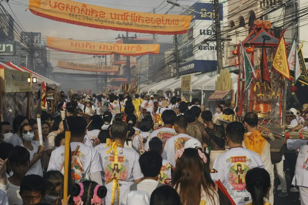 Procession du festival vegetarien de Phuket dans la vieille ville, devots vetus de blanc