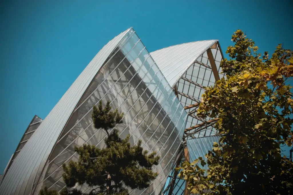Batiment de la Fondation Louis Vuitton signe Frank Gehry dans le Bois de Boulogne a Paris