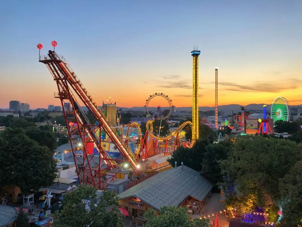 La grande roue du Prater de Vienne au coucher du soleil, a deux pas de la Kaiserwiese