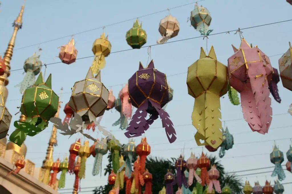 Lanternes de Yi Peng dans le ciel nocturne de Chiang Mai