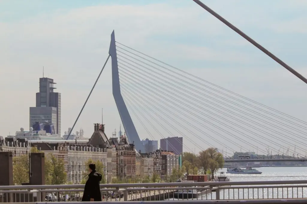 Le pont Erasmus et la skyline de Rotterdam, ville hote des Mondiaux de gymnastique artistique 2026