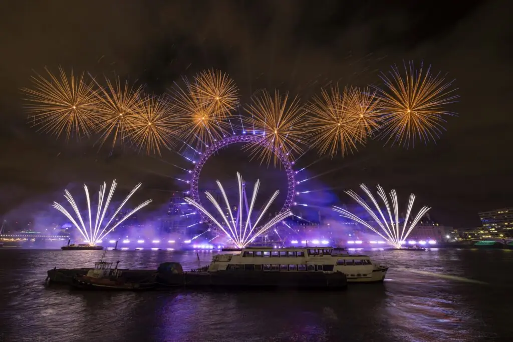 Feux d'artifice dans le ciel nocturne de Londres