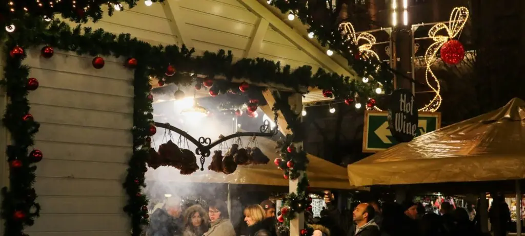 Marché de Noël illuminé à Budapest
