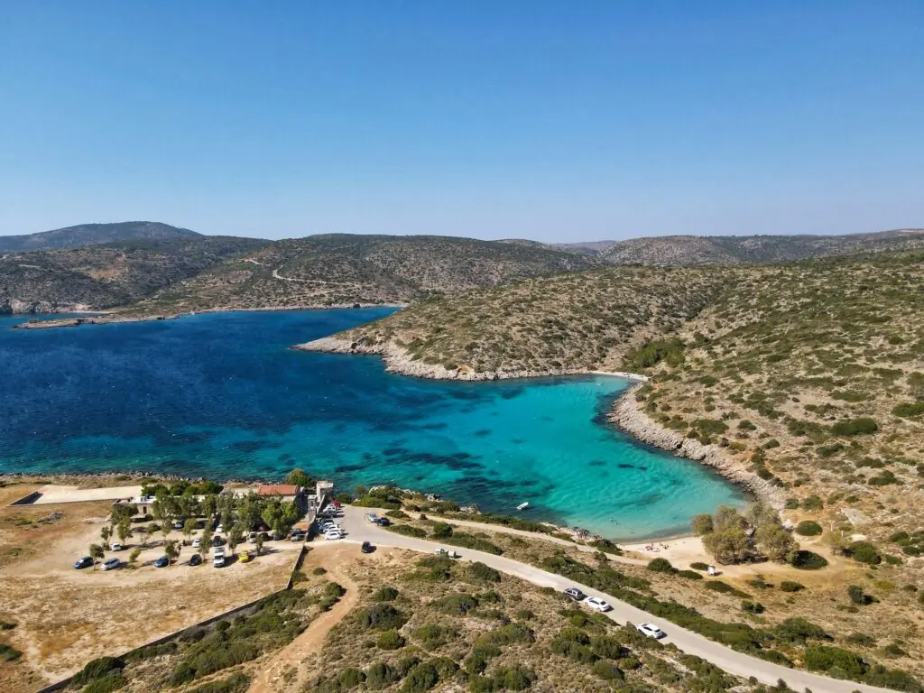 Baie turquoise et plage d'Agia Dynami, à Chios