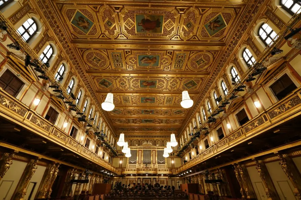 Salle de concert dorée à Vienne, avec lustres et balcons, avant un concert symphonique