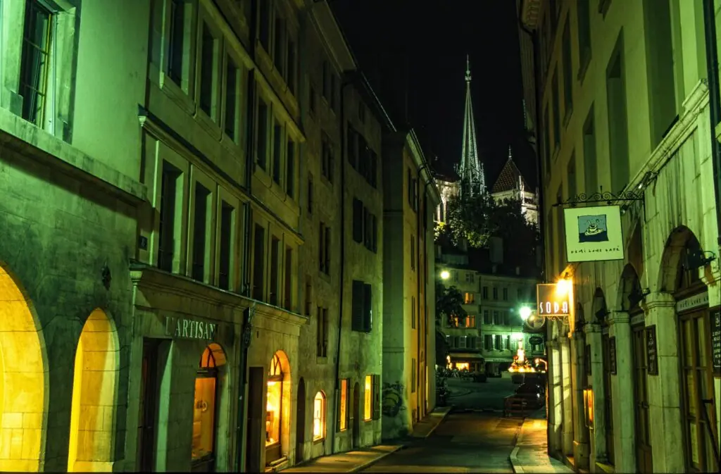 Vieille-Ville de Genève en hiver, lanternes et façades anciennes