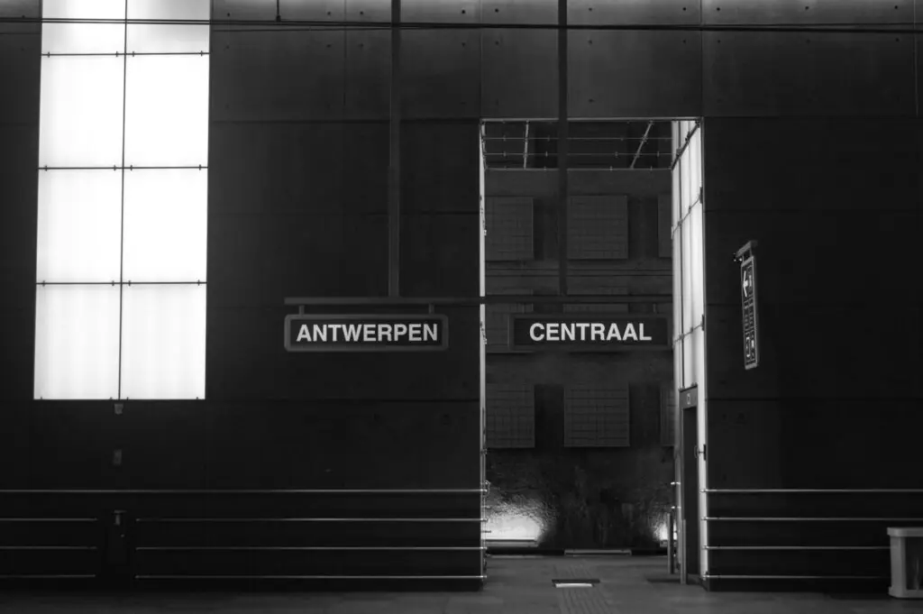Hall de la gare d'Anvers-Central avec ses quais et ses voies